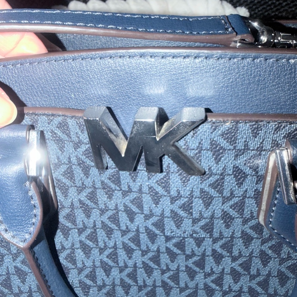 Like new Michael Kors Crossbody. Blue - Picture 2 of 5